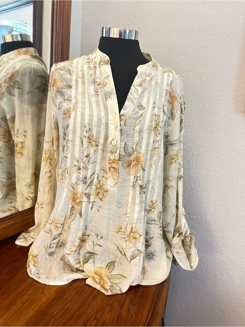 Unbranded Creamy Yellow Floral Button-Front Blouse. Size L.